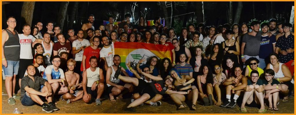 Foto di gruppo allo Youth Pride Camp